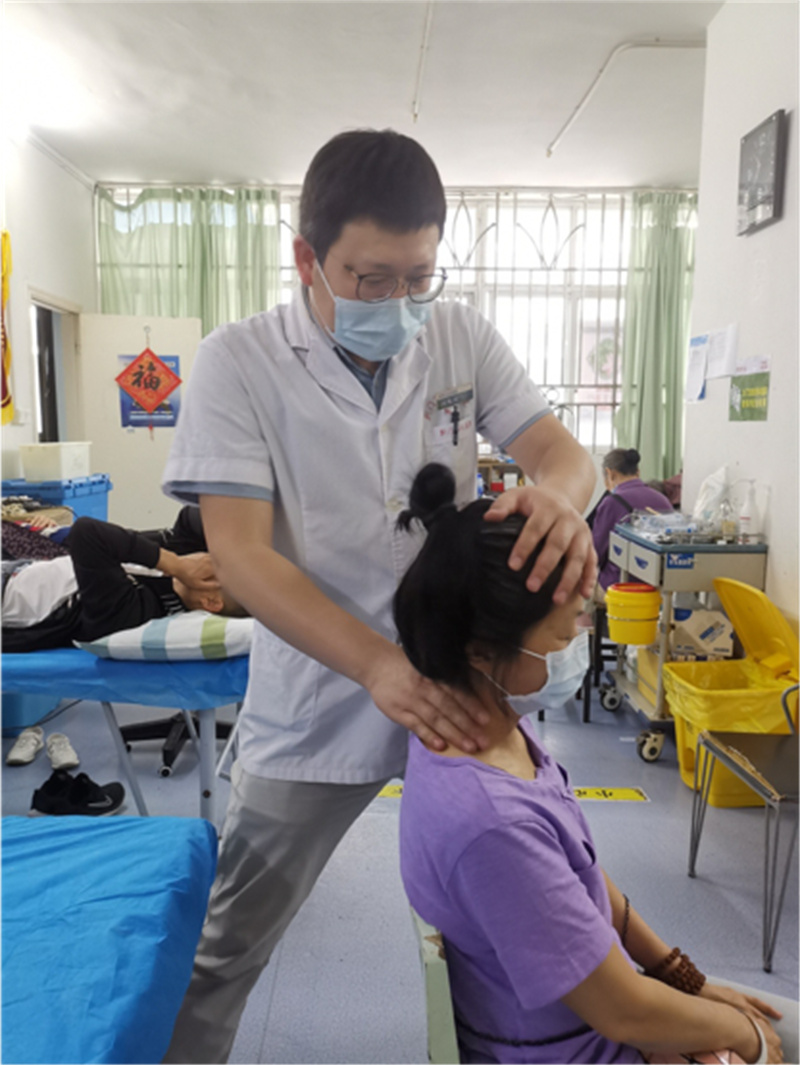 手上的坚守——揭秘医院推拿科青年医师的专业之路